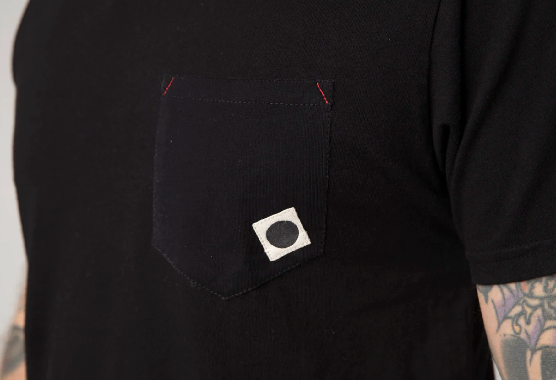 OLA CANVAS BLACKBALL FLAG PKT TEE | BLACK